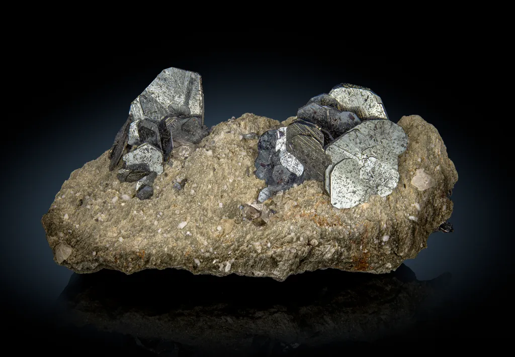 Hematite with epitaxial Rutile & quartz image