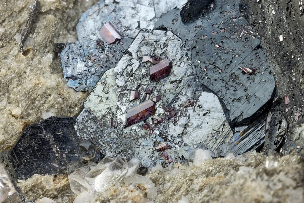 Hematite with epitaxial Rutile & quartz - image 2