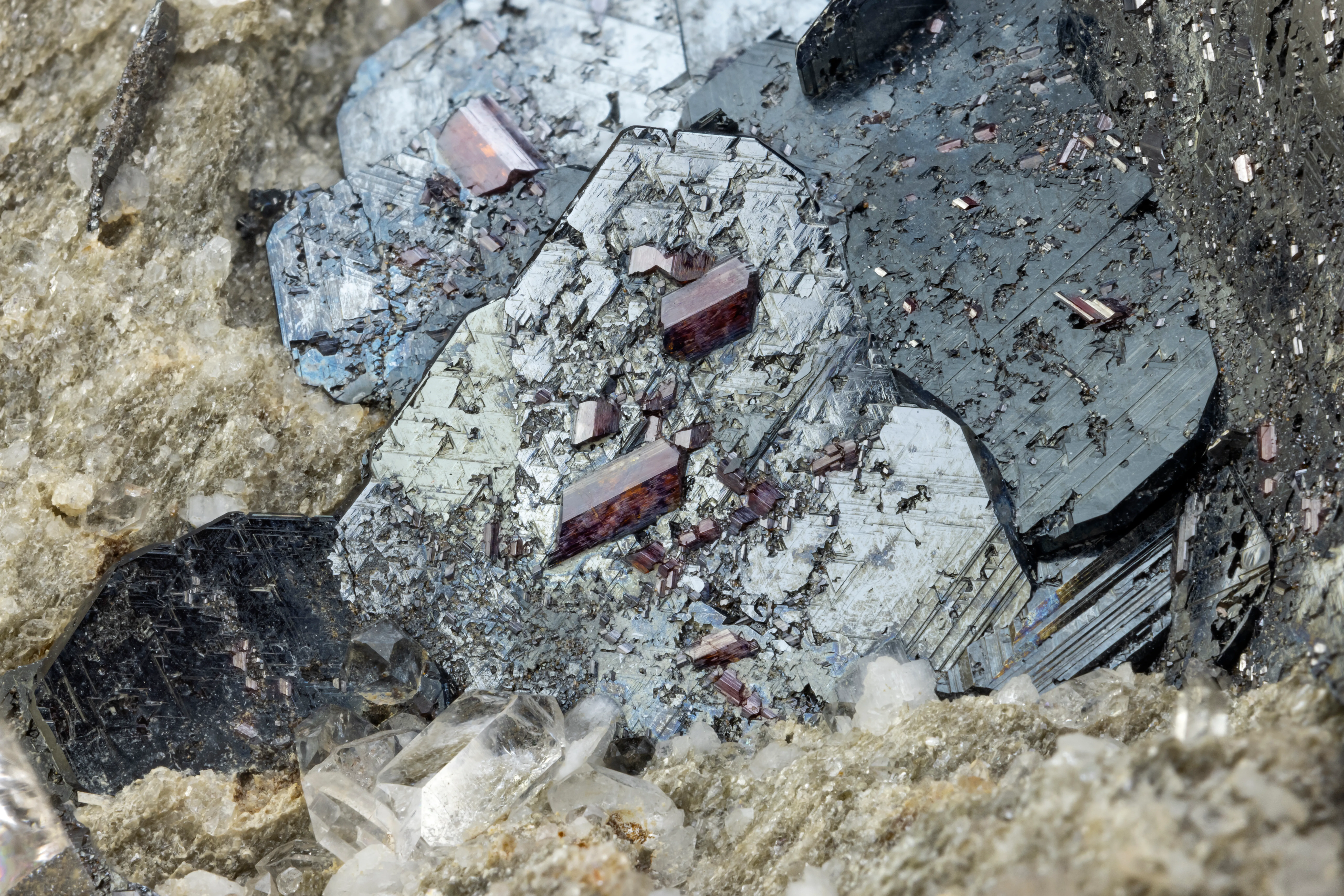 Hematite with epitaxial Rutile & quartz - image 2