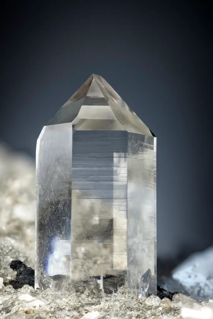 Hematite with epitaxial Rutile & quartz - image 3