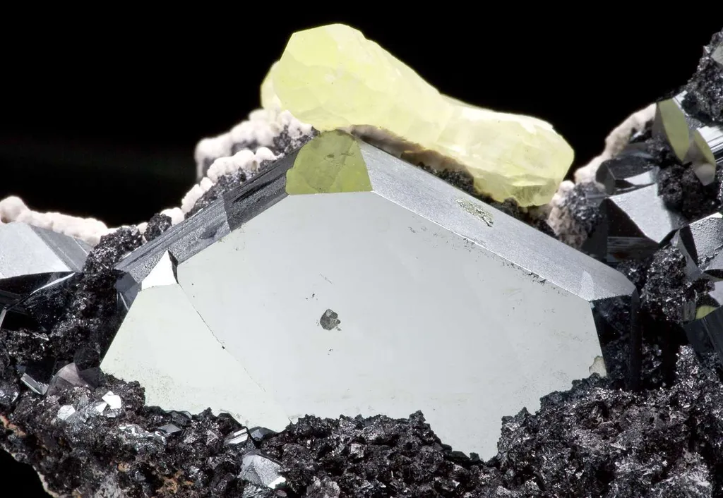 Hematite With Ettringite - image 3