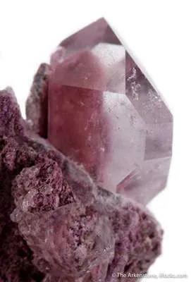 Hennomartinite and Sugilite in Quartz - image 3