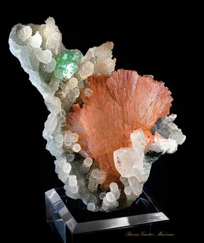 Heulandite, Apohyllite, Quartz, Calcite image