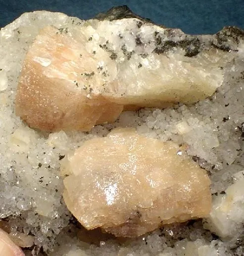 Heulandite-Ca, Quartz, Calcite image
