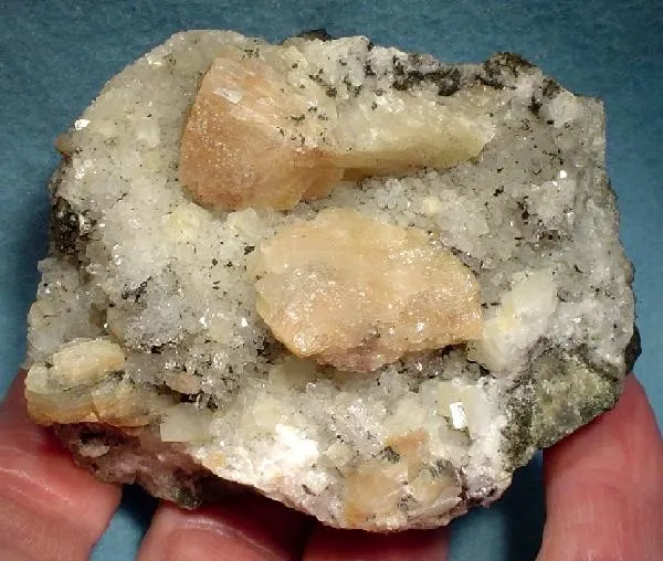 Heulandite-Ca, Quartz, Calcite - image 2