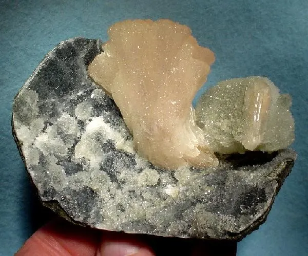 Heulandite-Ca, Stilbite-Ca, Calcite, Quartz (Var: Chalcedony) image