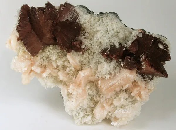 Heulandite-Ca, Stilbite-Ca, Quartz (Var: Chalcedony) image