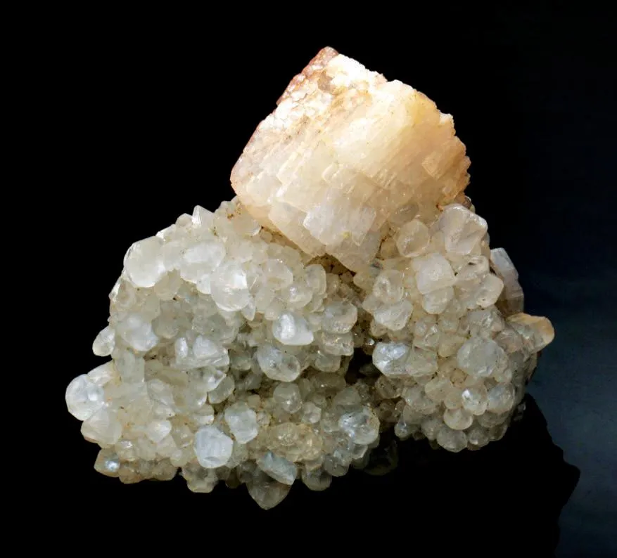 Heulandite, Calcite image