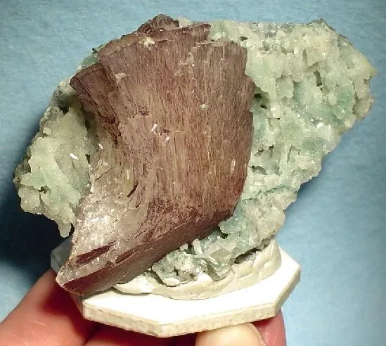 Heulandite, Quartz (Var: Chalcedony) - image 1