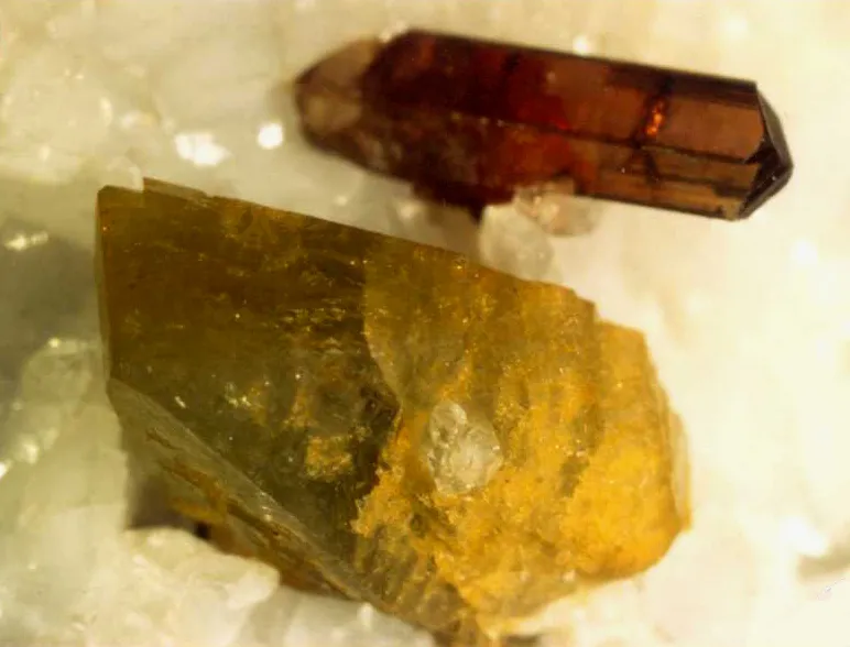 Hingganite (Y) / Allanite (Ce), Trimouns, Luzenac, Ariège, France image