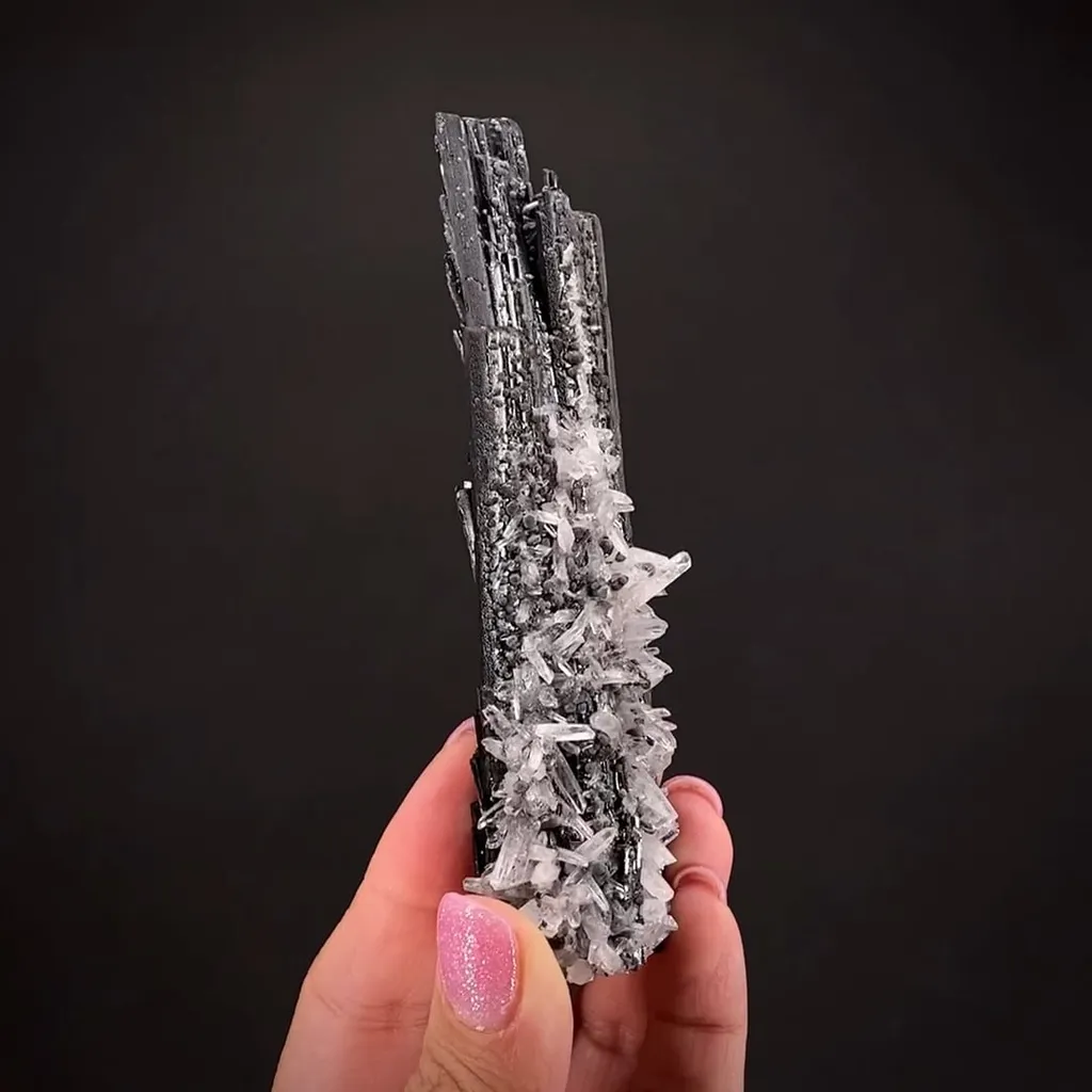 Hubnerite and Apatite(?) with Quartz image