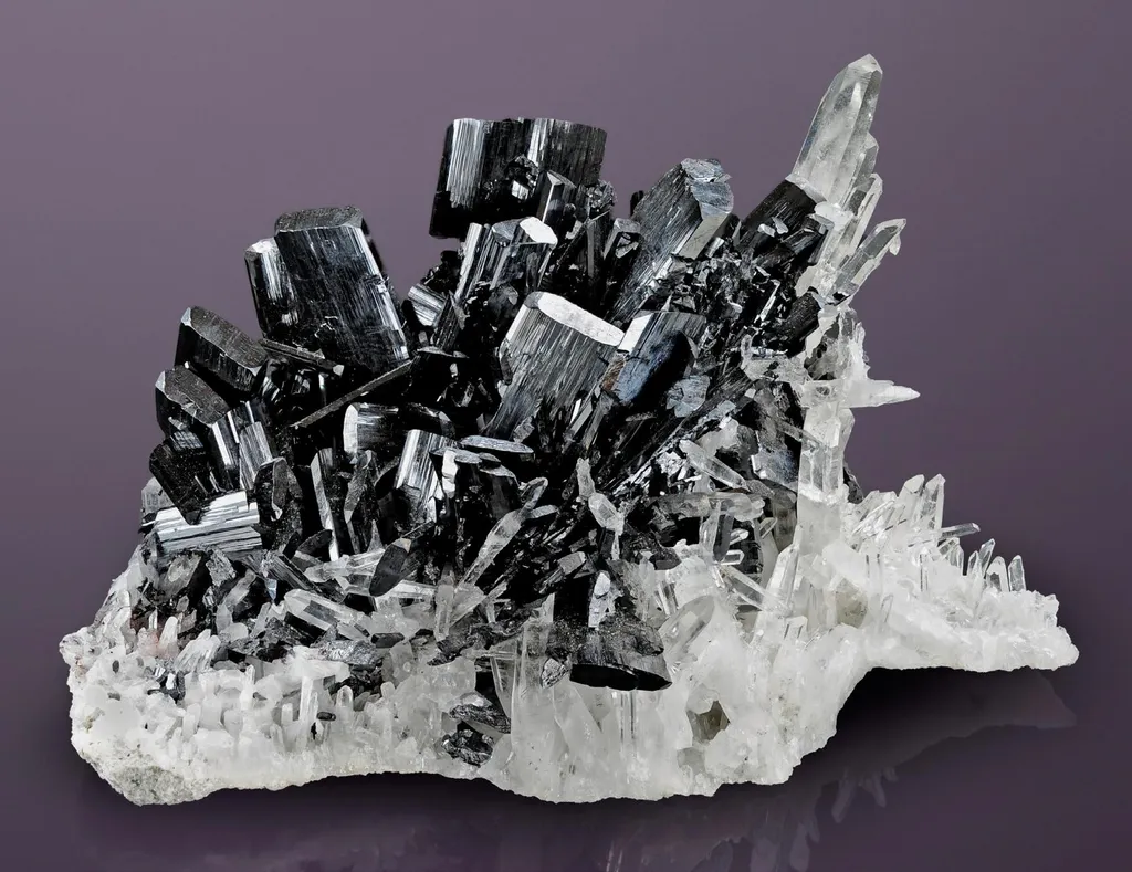 Hübnerite on Quartz image