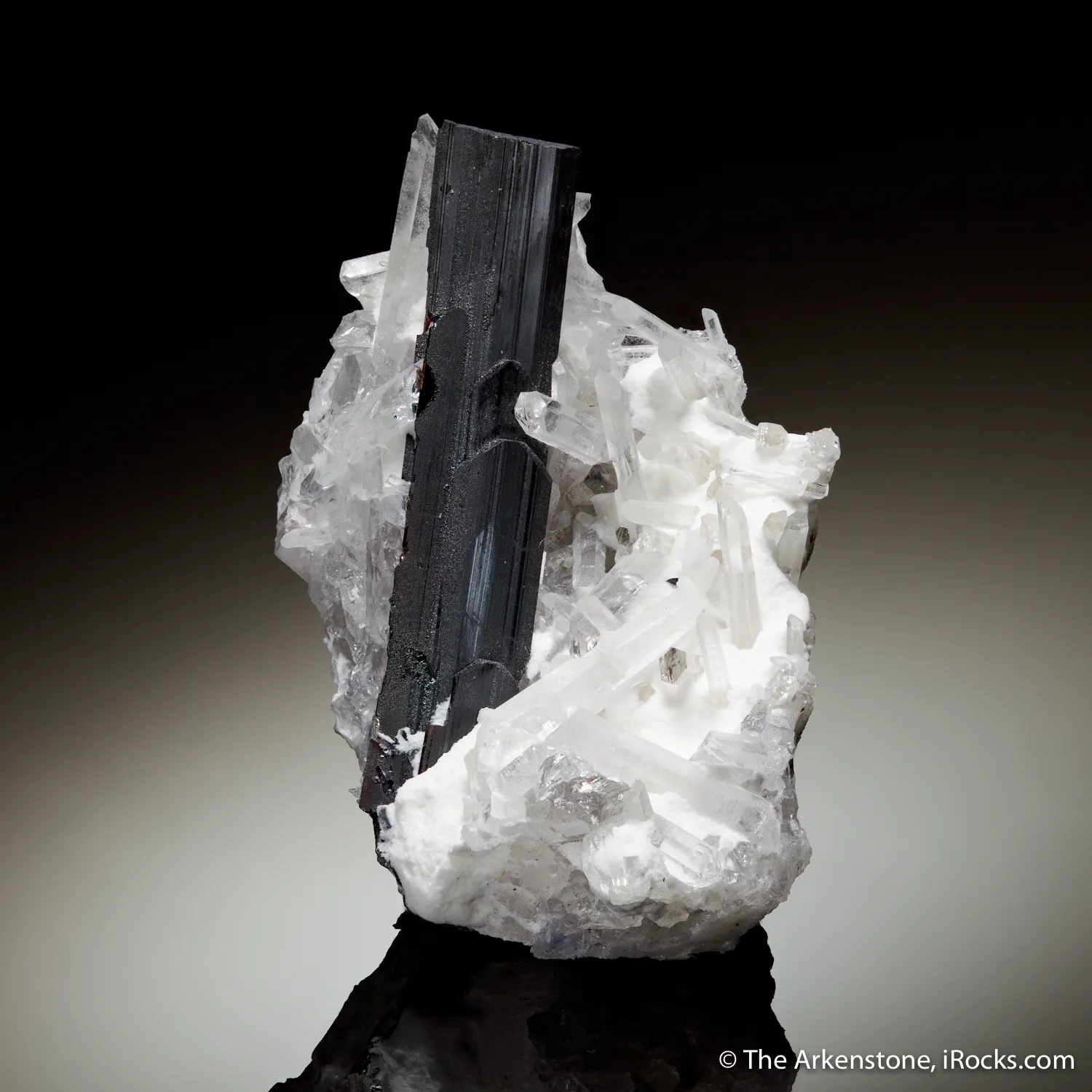 Hubnerite on Quartz and Dickite - image 1