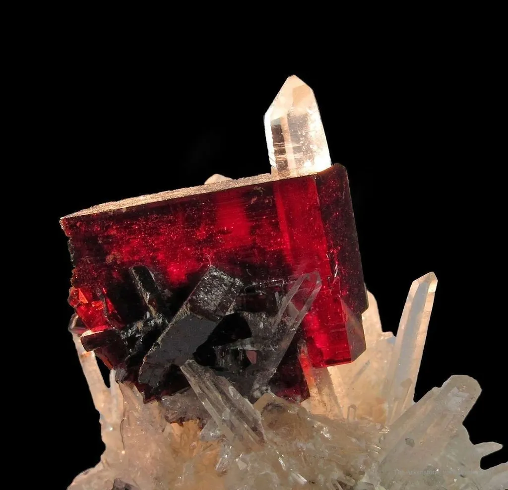 Hubnerite on Quartz, With Calcite (Fluorescent) and Scheelite (?) image