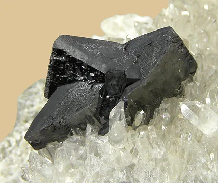 Hubnerite, Quartz - image 2