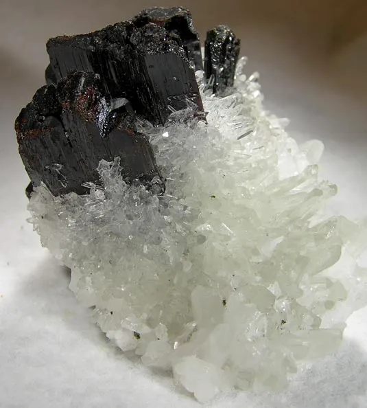Hubnerite, Quartz image