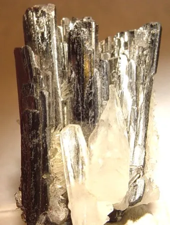 Hubnerite, Quartz image