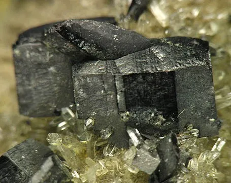 Hubnerite, Quartz - image 2