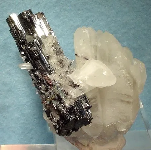 Hubnerite, Quartz image