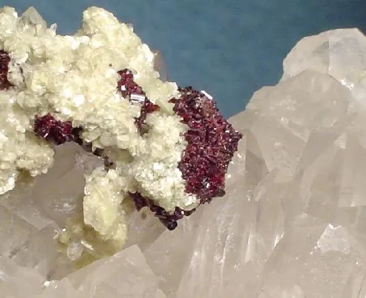 Hubnerite, Scheelite, Quartz, Muscovite - image 2