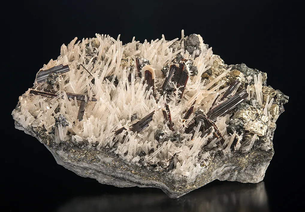 Hübnerite with Quartz image