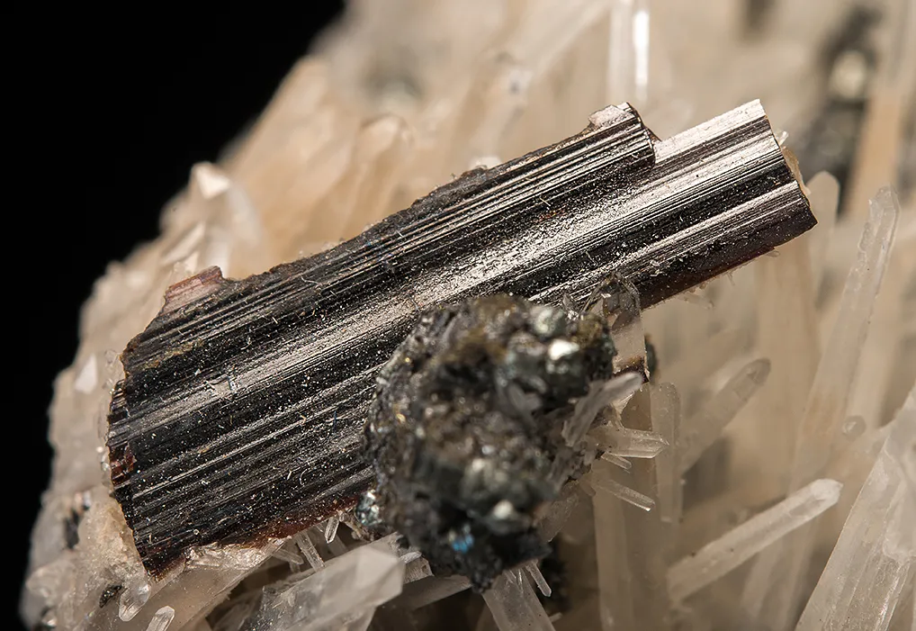 Hübnerite with Quartz - image 3