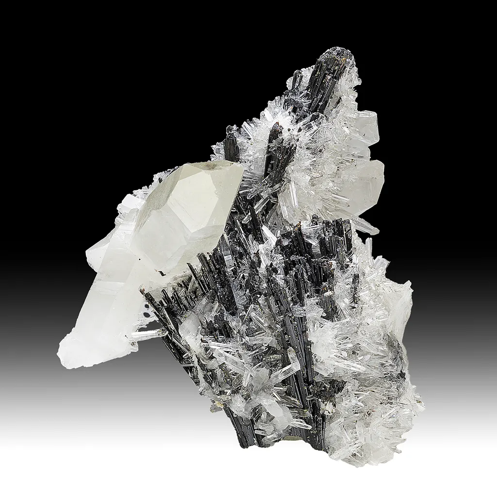 Hubnerite with Quartz image
