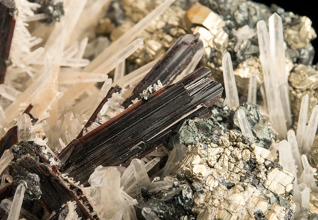 Hübnerite with Quartz - image 2