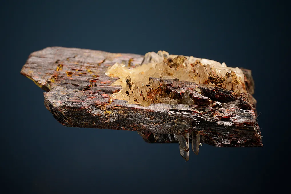 Hübnerite with Quartz - image 3