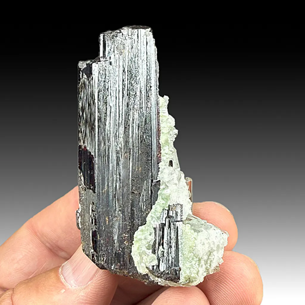 Hubnerite with Quartz image