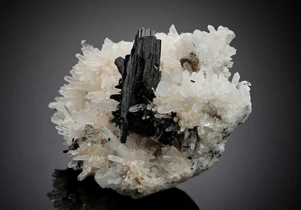 Hübnerite with Quartz and Pyrite image