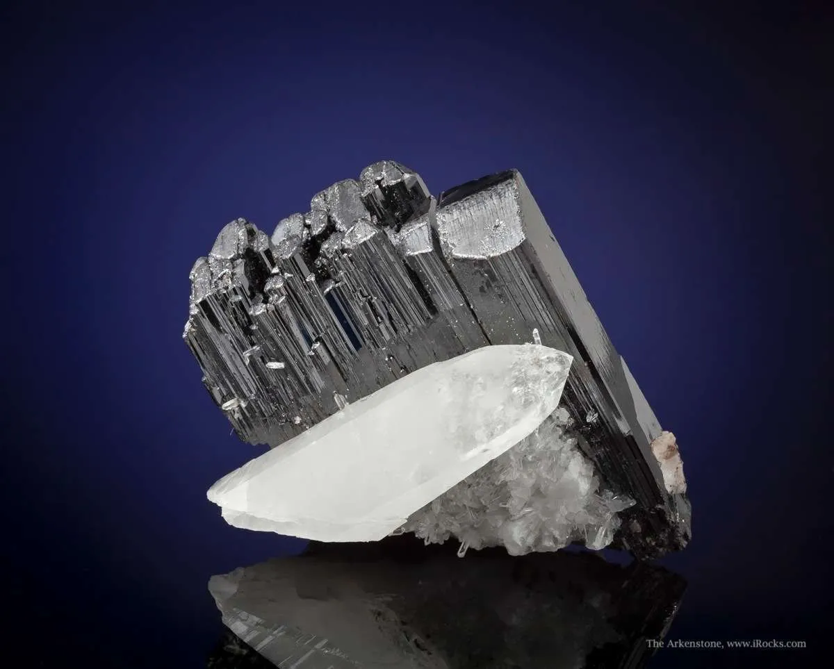Hubnerite with Quartz - image 4