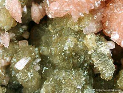 Hureaulite on Reddingite - image 3