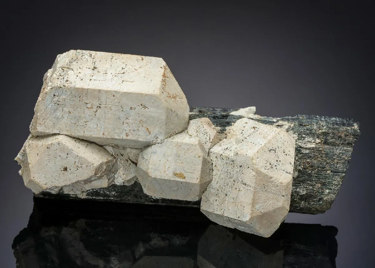Hydroxylapatite on Hornblende - image 1
