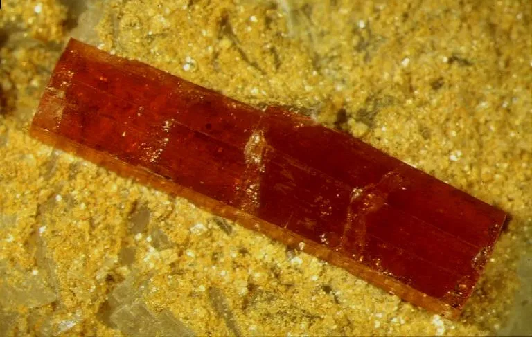 Hydroxylbastnäsite (Ce) - Allongée, Trimouns, Luzenac, Ariège, France image