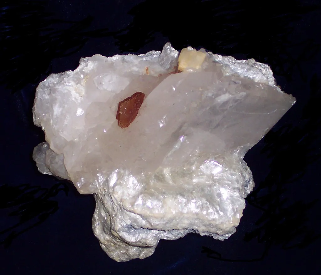 Hydroxylbastnäsite (Ce) / Calcite, Trimouns, Luzenac, Ariège, France image