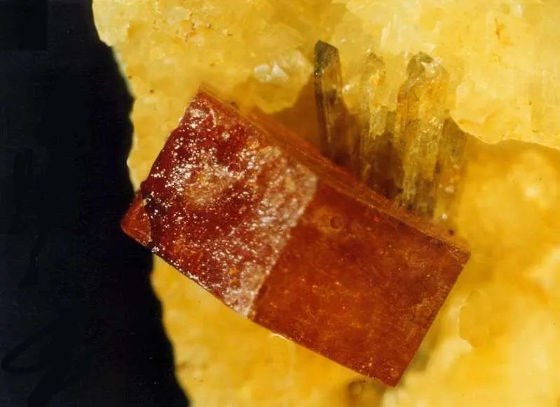 Hydroxylbastnäsite (Ce) + dissakisite / allanite, Trimouns, Luzenac, Ariège, France image