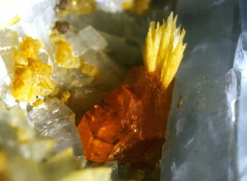 Hydroxylbastnäsite (Ce) / Thorveitite (Y), Trimouns, Luzenac, Ariège, France image