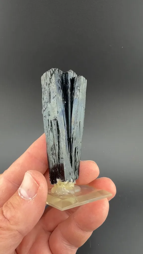 Ilvaite image