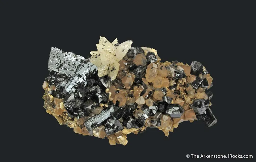 Ilvaite, Calcite, Quartz on Hedenbergite - image 2