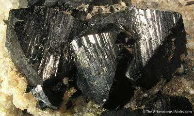 Ilvaite on Quartz - image 2