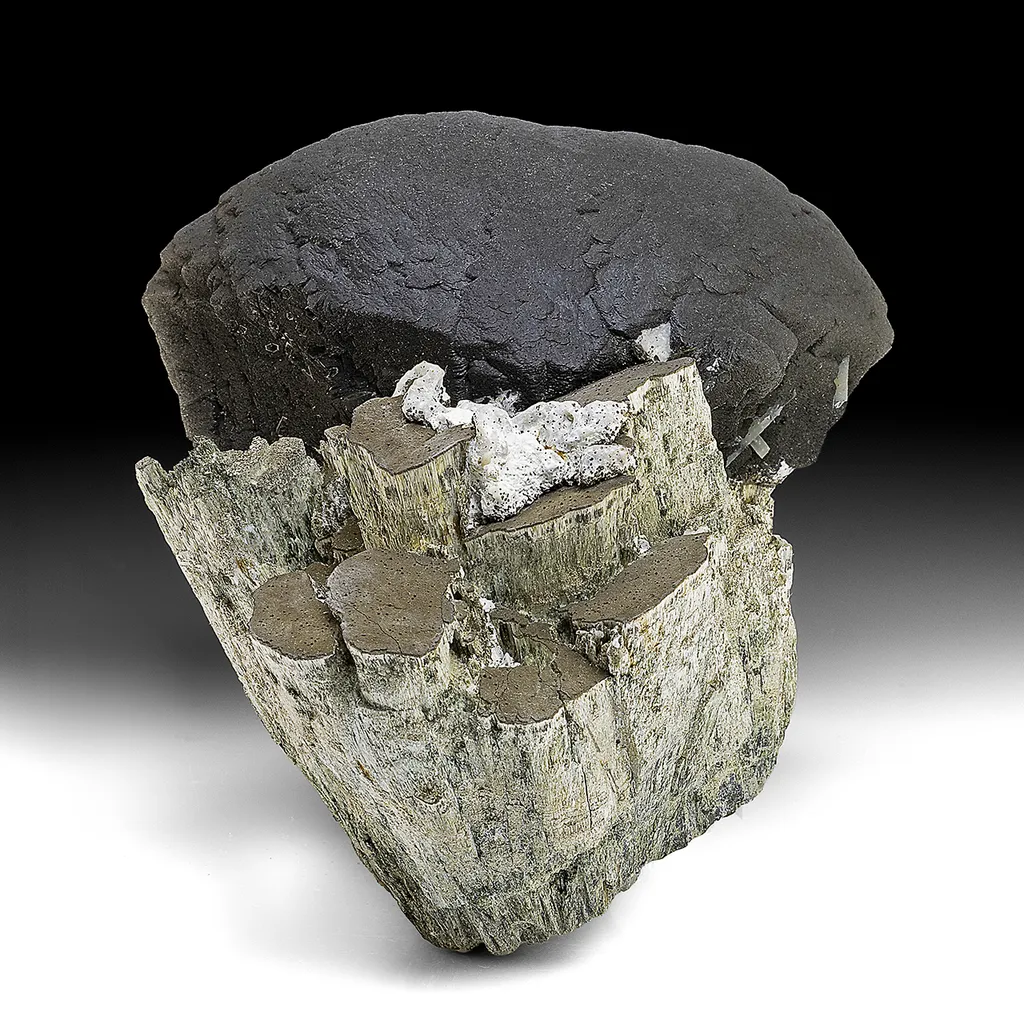 Ilvaite with Hedenbergite image