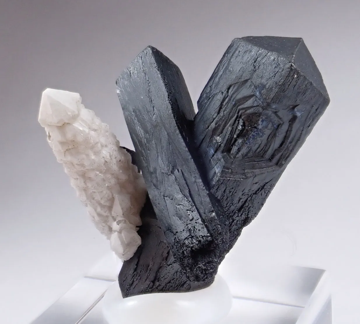 Ilvaite with Quartz - image 4