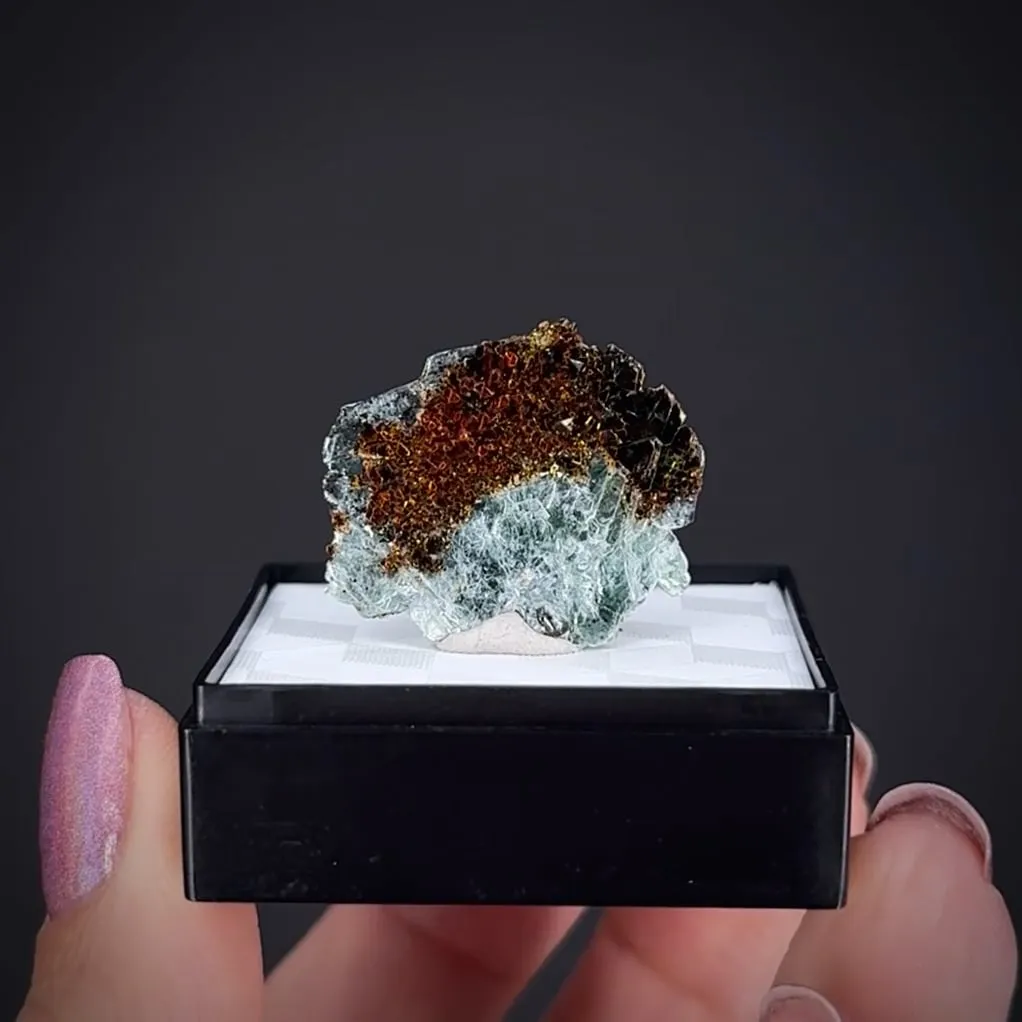 Iowaite on Brucite - image 2