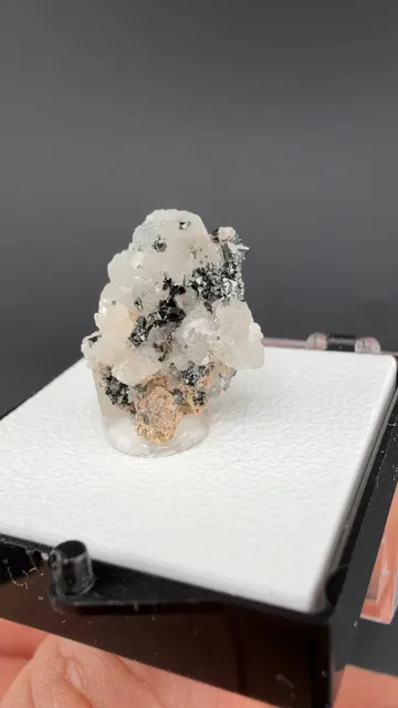 Jacobsite with Calcite