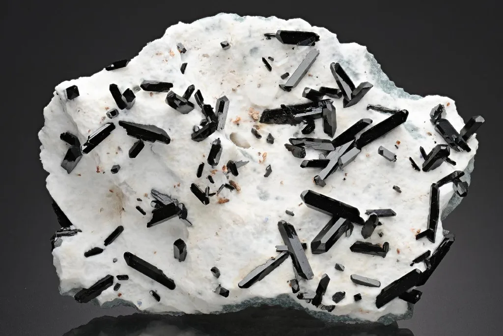 Joaquinite image