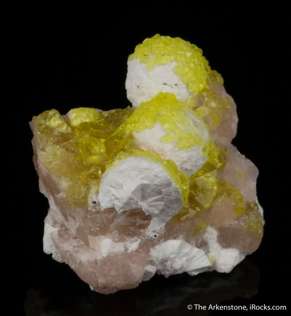 Jouravskite on Xonotlite - image 3