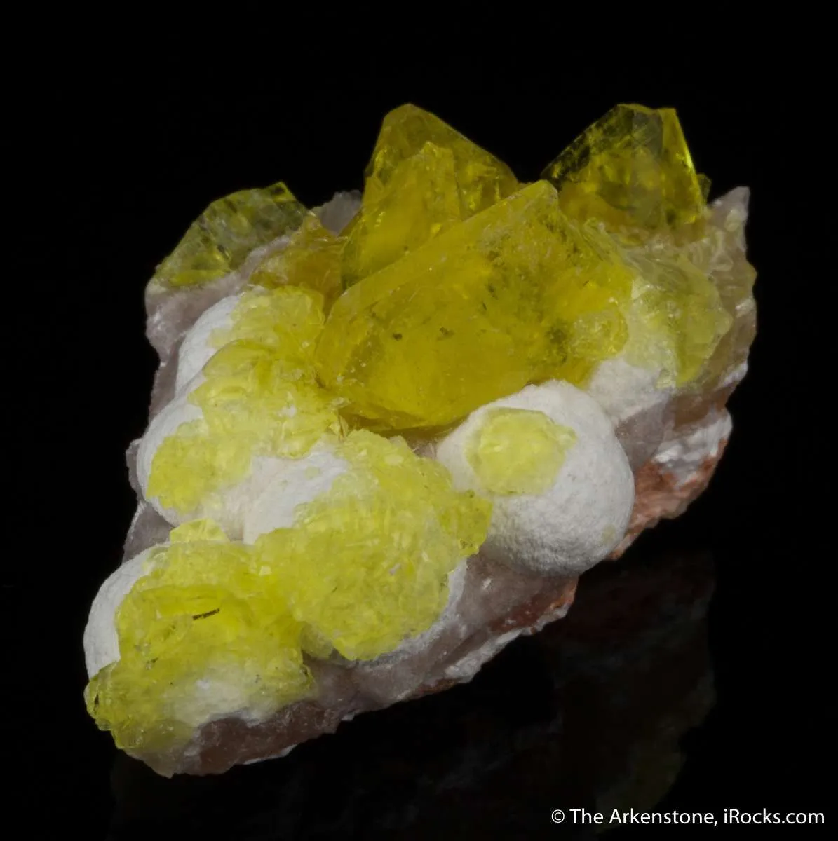 Jouravskite on Xonotlite - image 1