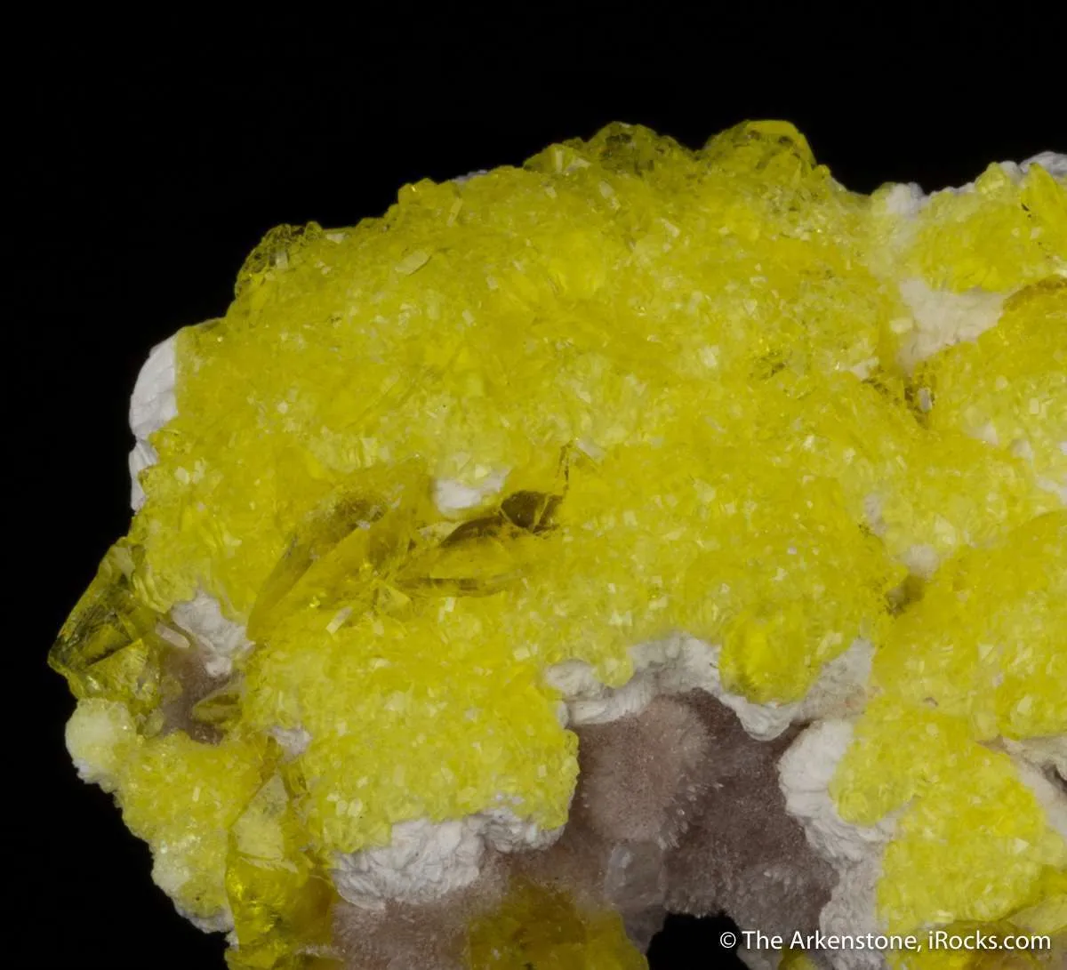 Jouravskite on Xonotlite with Bultfonteinite - image 5