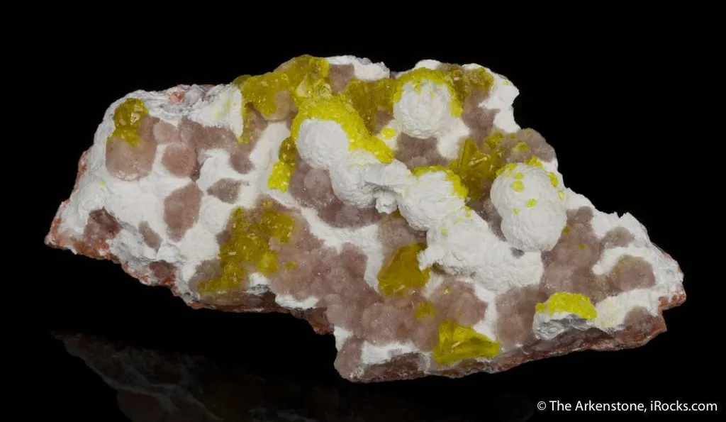 Jouravskite on Xonotlite with Bultfonteinite - image 4